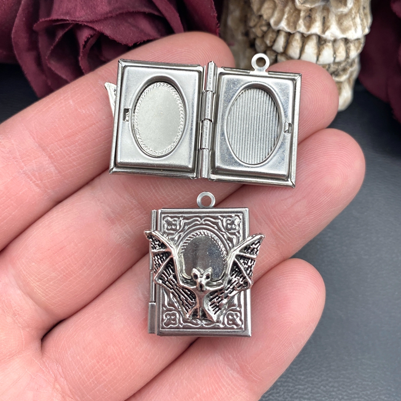 Jewelry Making Guide Book - 2 個 27*22 ミリメートルバットブックロケットチャームステンレス鋼フォトフレームペンダントデザイナーチャームジュエリーメイキングのために DIY ジュエリー所見