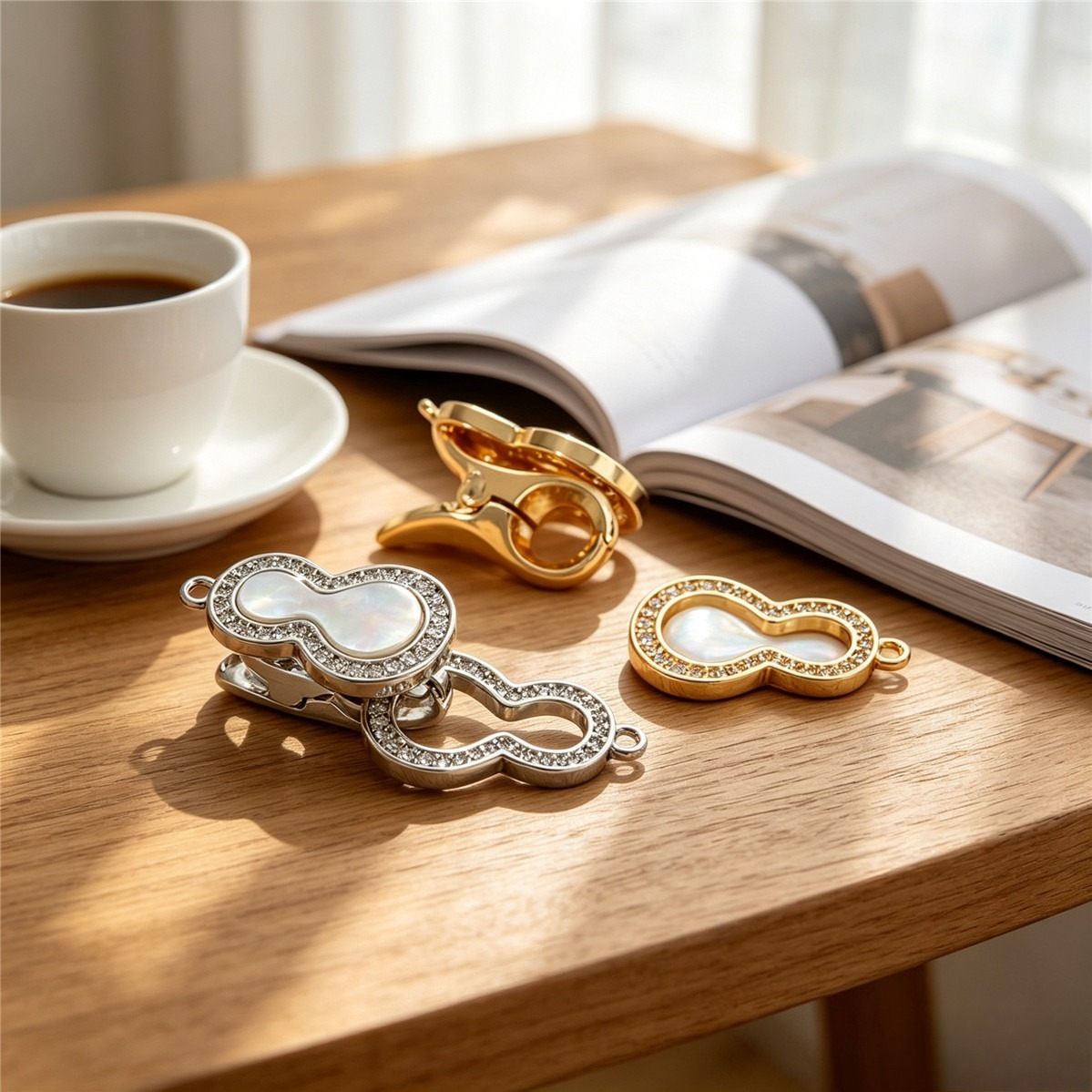 真珠貝ジルコン付き14K金メッキ真鍮製ひょうたん型トグルクラ - Toggle Clasp Gold のレビューと価格