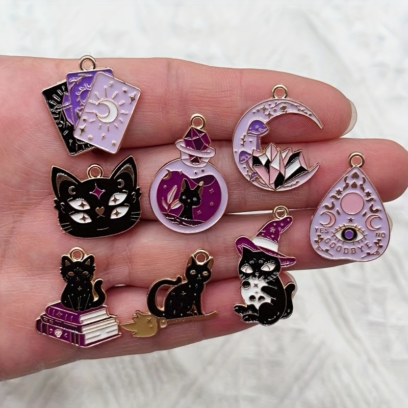 ジュエリー作り用の金色の猫チャーム8個 - 魔女、本、月、天 - Jewelry Making Guide Book のレビューと価格