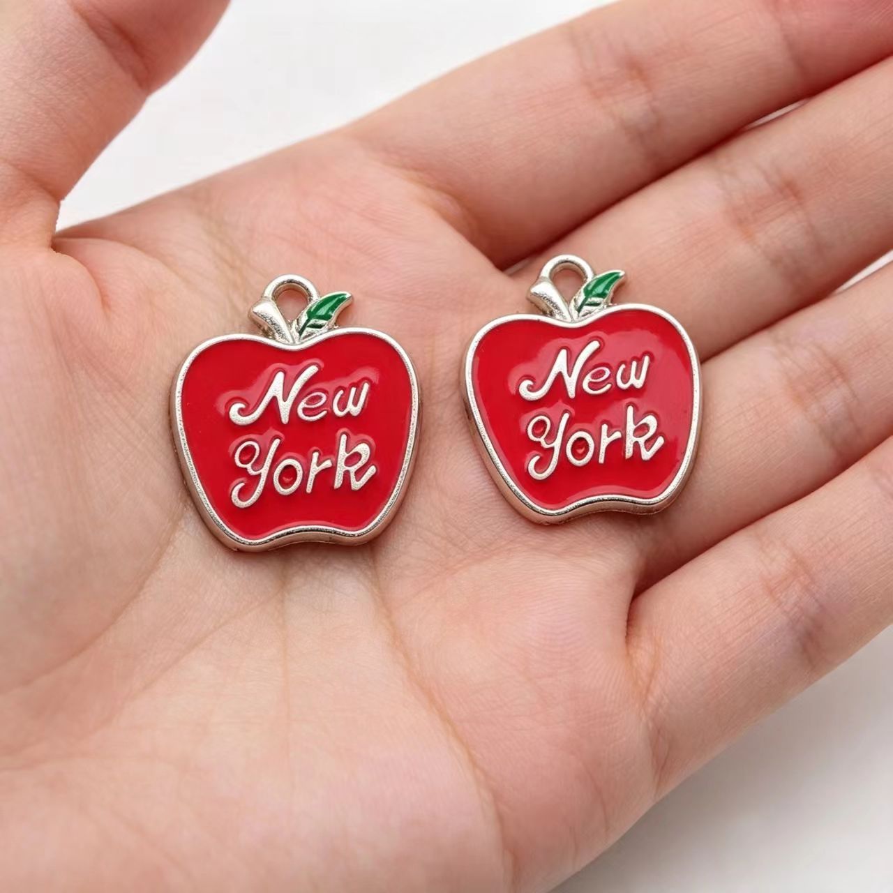 10個入りエナメルアップルニューヨークチャームペンダント、赤 - Jewelry Making York のレビューと価格