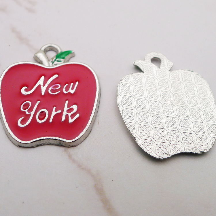 10個入りエナメルアップルニューヨークチャームペンダント、赤 - Jewelry Making York のレビューと価格