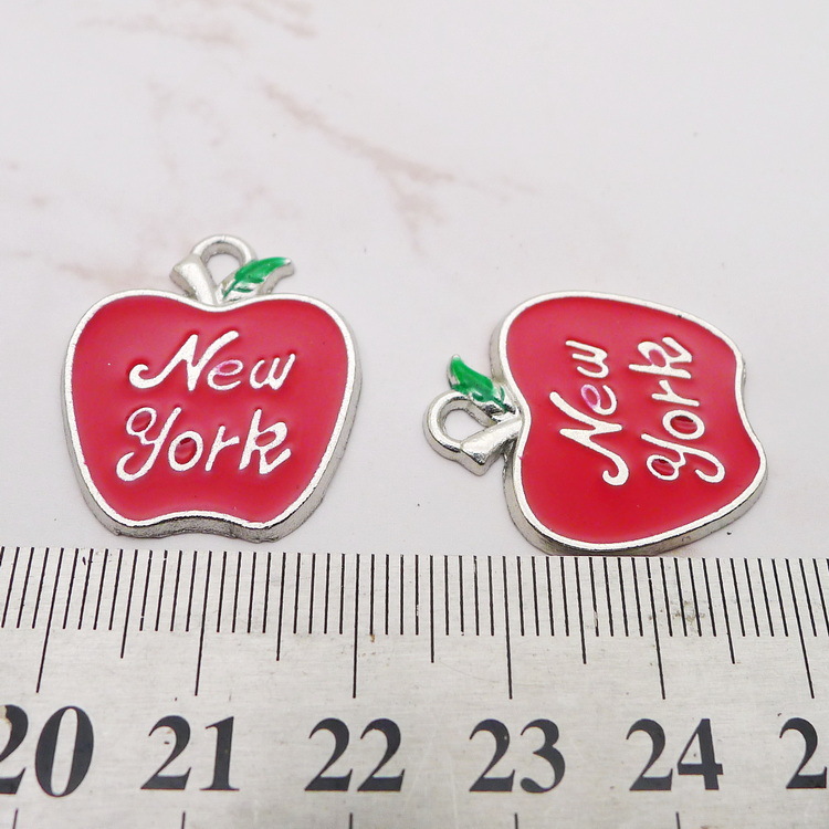 10個入りエナメルアップルニューヨークチャームペンダント、赤 - Jewelry Making York のレビューと価格